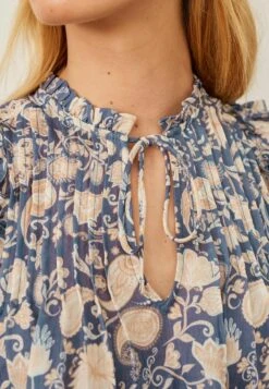 Next FLUTTER SLEEVE PINTUCK SHORT SLEEVE - Bluse - Blue Floral -Next 1f1c2eeda23b45f4a1b798101f4031fc