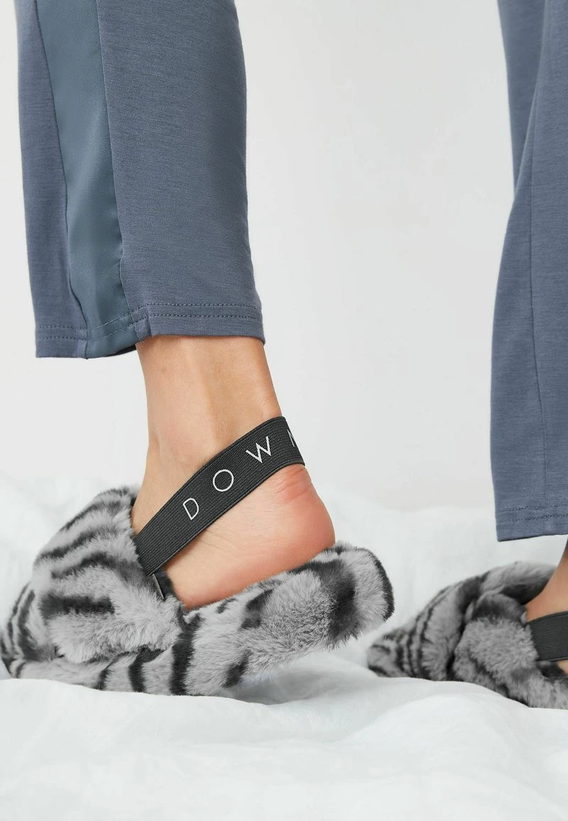 Next CROSSOVER - Hausschuh - Grey Zebra 1 Next CROSSOVER - Hausschuh - Grey Zebra