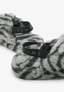 Next CROSSOVER - Hausschuh - Grey Zebra 11 Next CROSSOVER - Hausschuh - Grey Zebra -Next 28d172f7cacd413fb2e90039bbdeb5c8