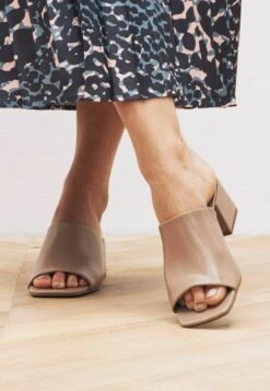 Next FOREVER COMFORT BLOCK HEEL STANDARD - Pantolette Hoch - Taupe Brown -Next 347466c408724a03a249008d8031f690 1