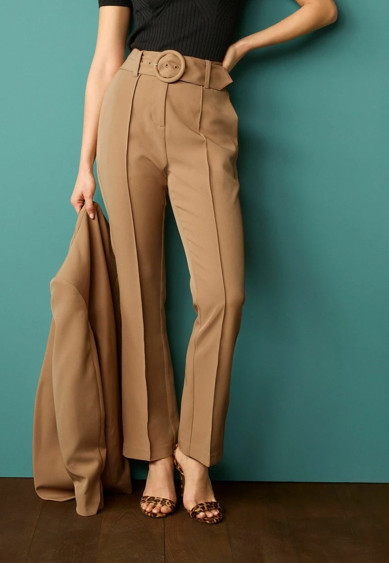 Next TAILORED BELTED STRAIGHT STANDARD - Stoffhose - Natural 2 Next TAILORED BELTED STRAIGHT STANDARD - Stoffhose - Natural – Bild 2