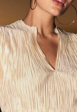 Next SHORT SLEEVES V-NECK STANDARD - Bluse - Champagne Gold -Next 3fe5b9f2cd4a451a9b04bedc740365d5