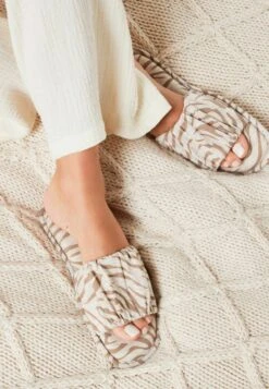 Next SOFT STANDARD - Pantolette Flach - Oatmeal Zebra Animal