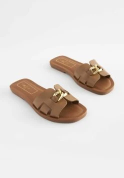 Next FOREVER COMFORT CHAIN DETAIL REGULAR WIDE - Pantolette Flach - Tan Brown -Next 4b56d74be8484b8fb94665df279cdc03
