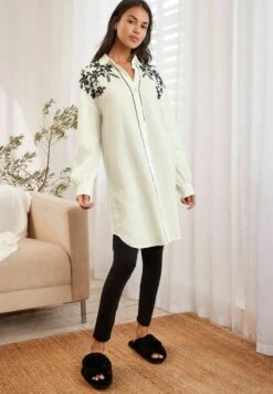 Next EMBROIDERY STANDARD - Nachthemd - White 11 Next EMBROIDERY STANDARD - Nachthemd - White -Next 5062c972c66e4acbafe2927aba0fa793 1