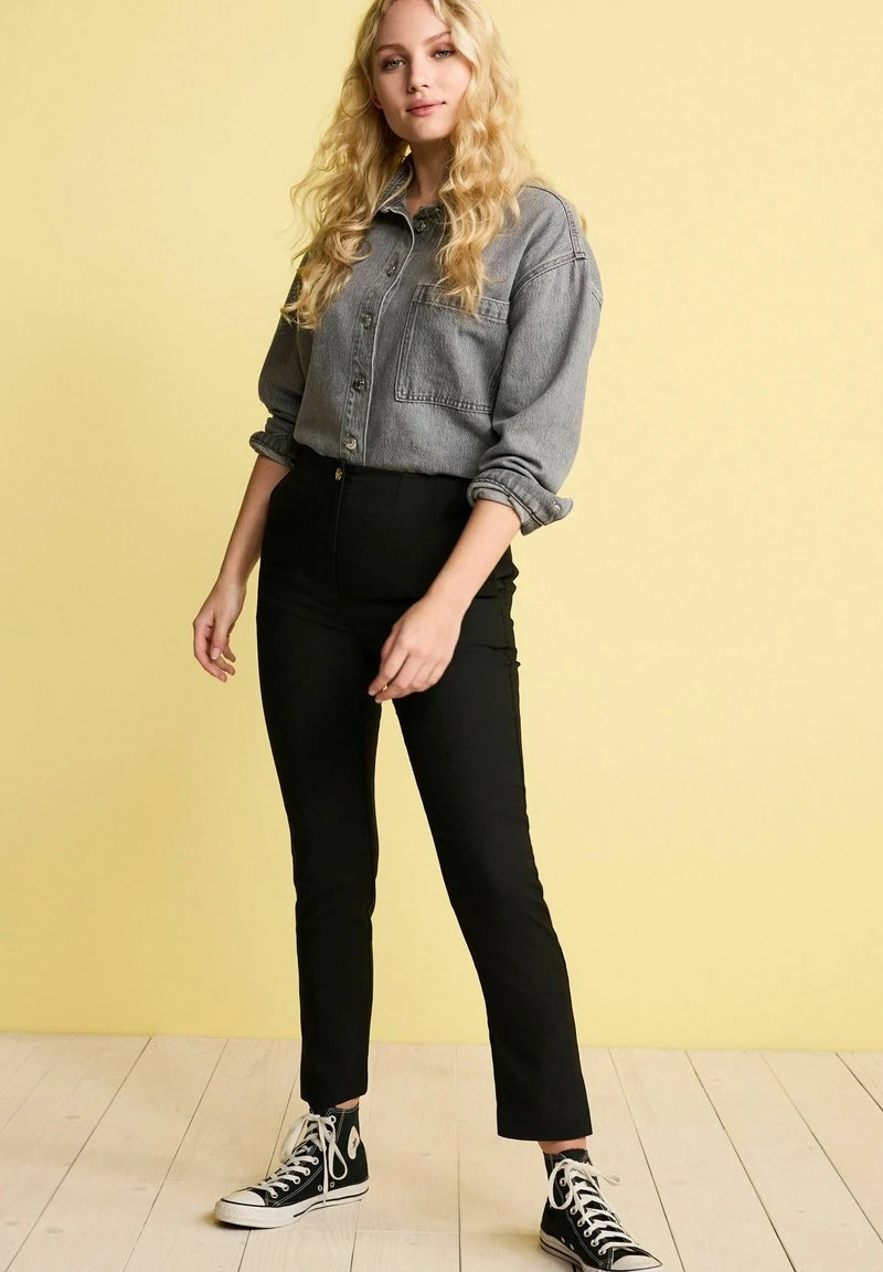 Next SUPER HIGH WAIST - Chino - Black 1 Next SUPER HIGH WAIST - Chino - Black