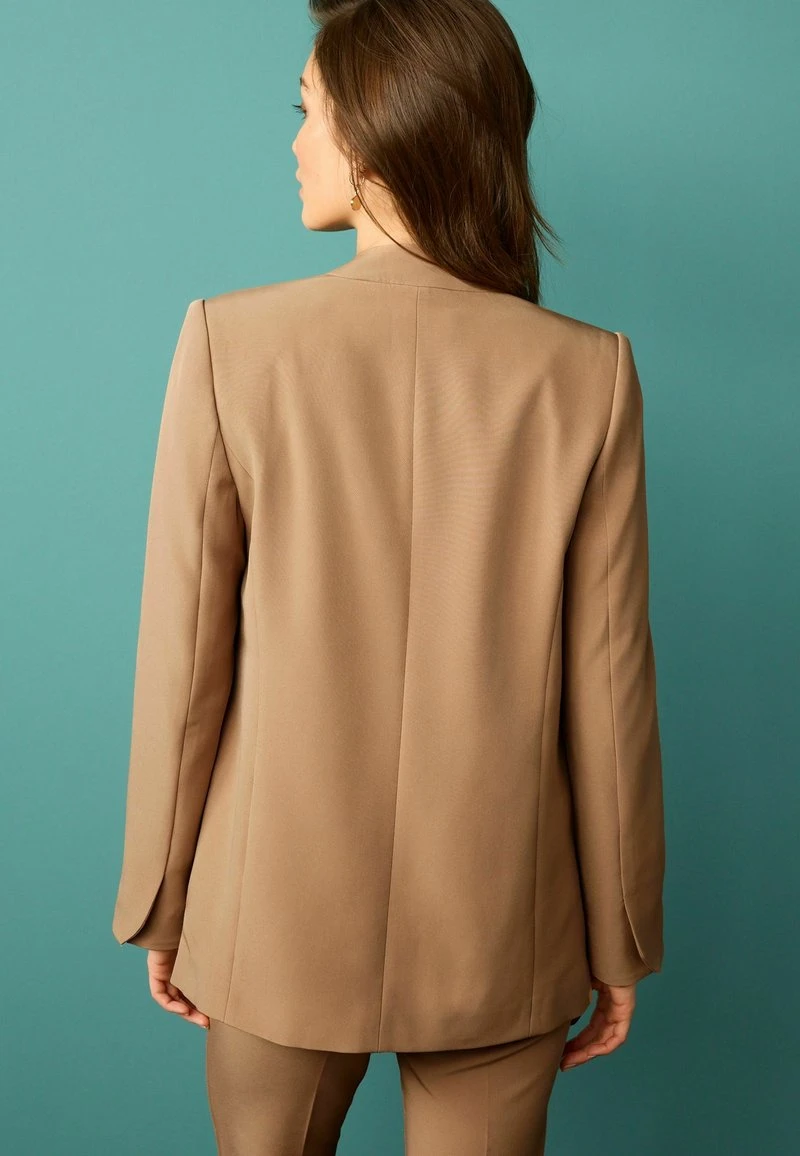 Next TAILORED COLLARLESS STANDARD - Kurzmantel - Camel Brown 2 Next TAILORED COLLARLESS STANDARD - Kurzmantel - Camel Brown – Bild 2