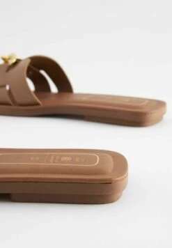 Next FOREVER COMFORT CHAIN DETAIL REGULAR WIDE - Pantolette Flach - Tan Brown -Next 9bcd2247c7a1432c88517a019a42f7e4
