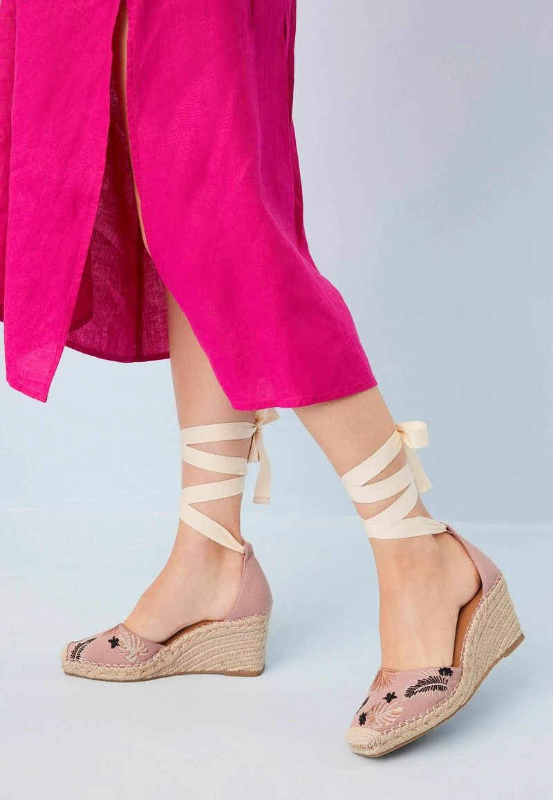 Next FOREVER COMFORT WRAP SQUARE TOE STANDARD - Keilsandalette - Light Pink 1 Next FOREVER COMFORT WRAP SQUARE TOE STANDARD - Keilsandalette - Light Pink