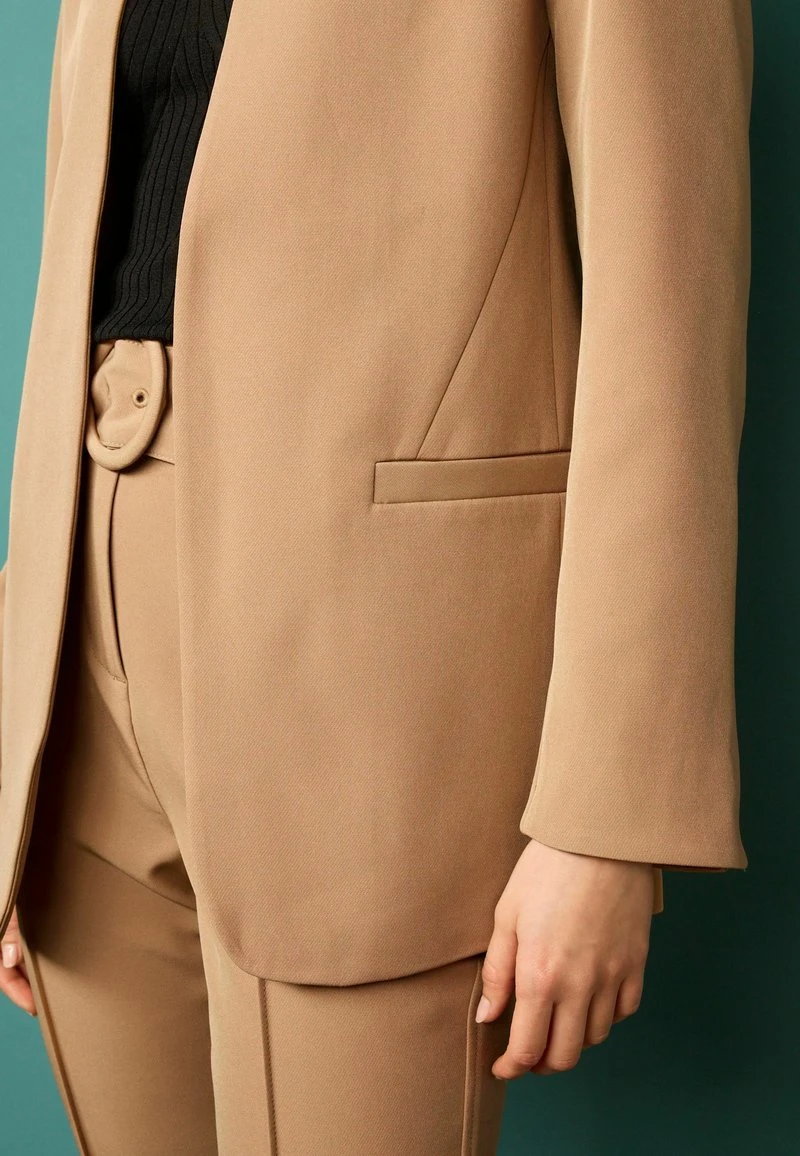 Next TAILORED COLLARLESS STANDARD - Kurzmantel - Camel Brown 3 Next TAILORED COLLARLESS STANDARD - Kurzmantel - Camel Brown – Bild 3