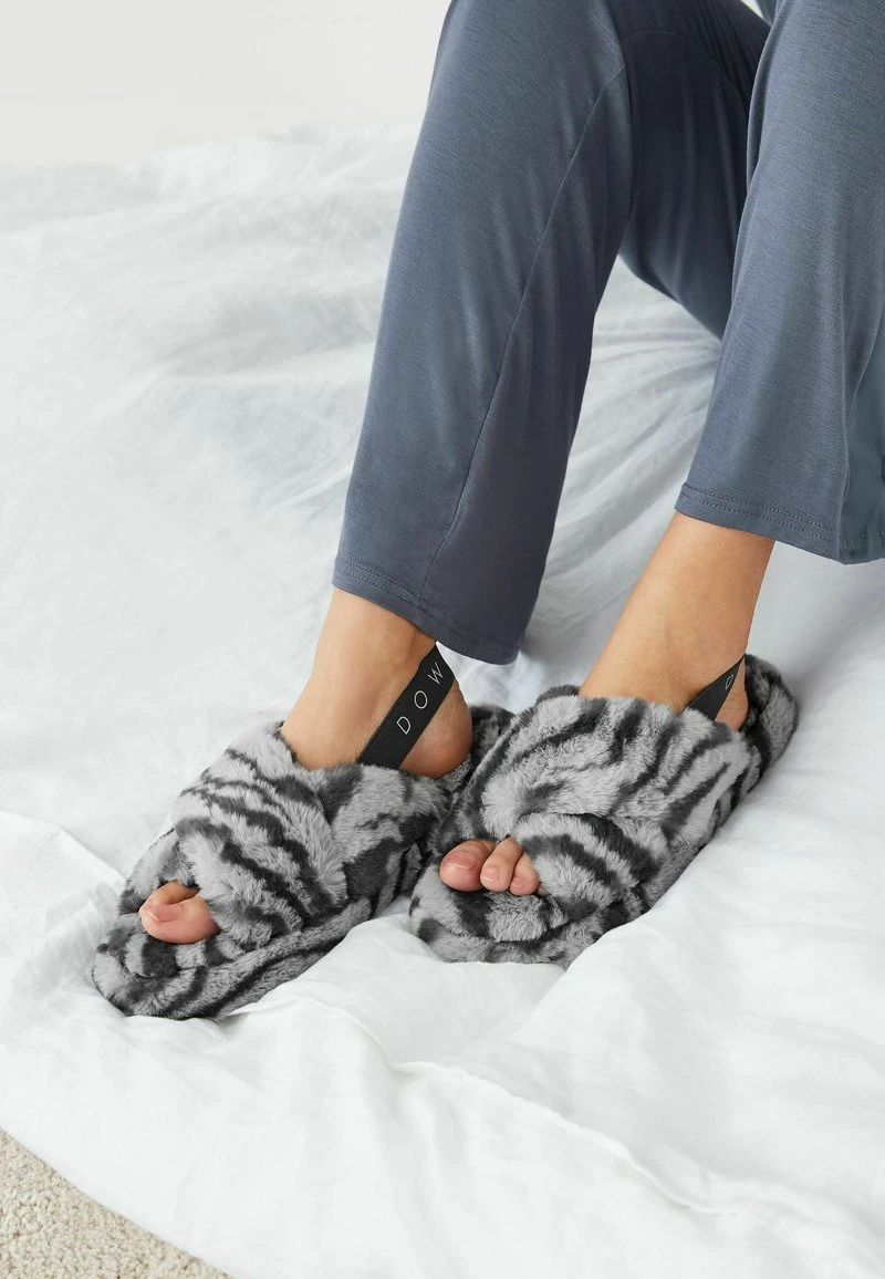 Next CROSSOVER - Hausschuh - Grey Zebra 2 Next CROSSOVER - Hausschuh - Grey Zebra – Bild 2