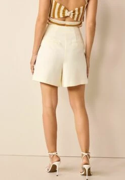 Next TAILORED BUTTON DETAIL STANDARD - Shorts - Ecru -Next caf0dcb7e2334a019ad661646222487d