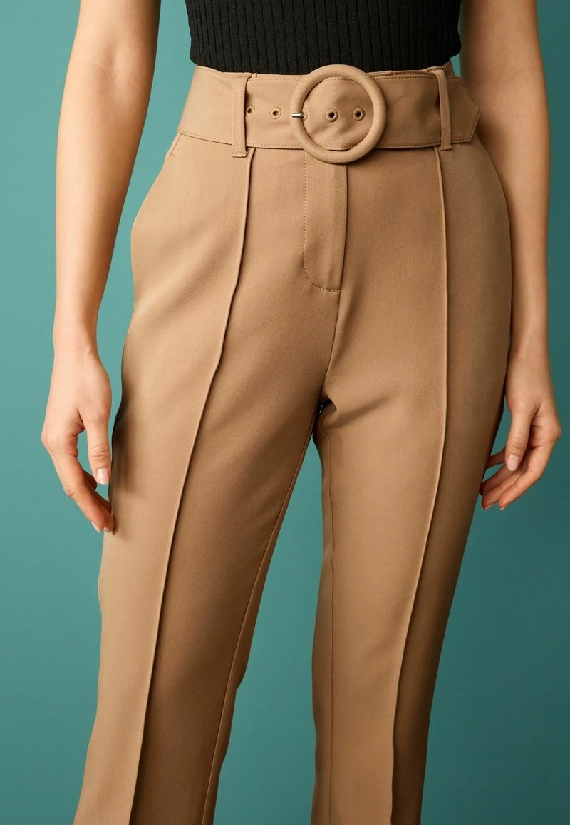 Next TAILORED BELTED STRAIGHT STANDARD - Stoffhose - Natural 4 Next TAILORED BELTED STRAIGHT STANDARD - Stoffhose - Natural – Bild 4