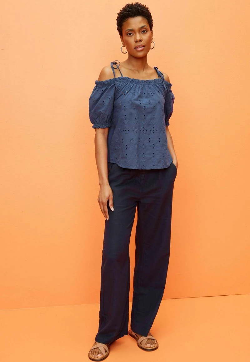 Next BARDOT BRODERIE PUFF SLEEVE - Bluse - Navy Blue 1 Next BARDOT BRODERIE PUFF SLEEVE - Bluse - Navy Blue