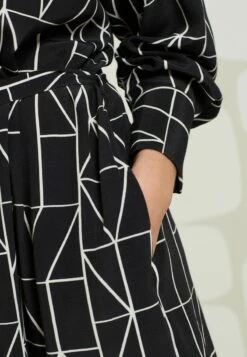 Next SCION GEO LONG SLEEVE - Freizeitkleid - Black -Next dbe55d609b0a43e58946d81cfc7b902b