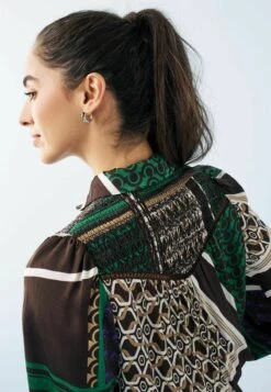 Next SHIRRED SHOULDER - Freizeitkleid - Black Abstract Patch Print -Next e8fa4c049c4f42f5845cb40f5f8fea91