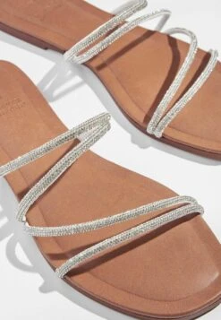 Next FOREVER COMFORT EMBELLISHED GLITTERY ASYMMETRICAL STRAPPY - Pantolette Flach - Silver -Next e96e1d8bb8ef432296b0c6a1f3e280bd