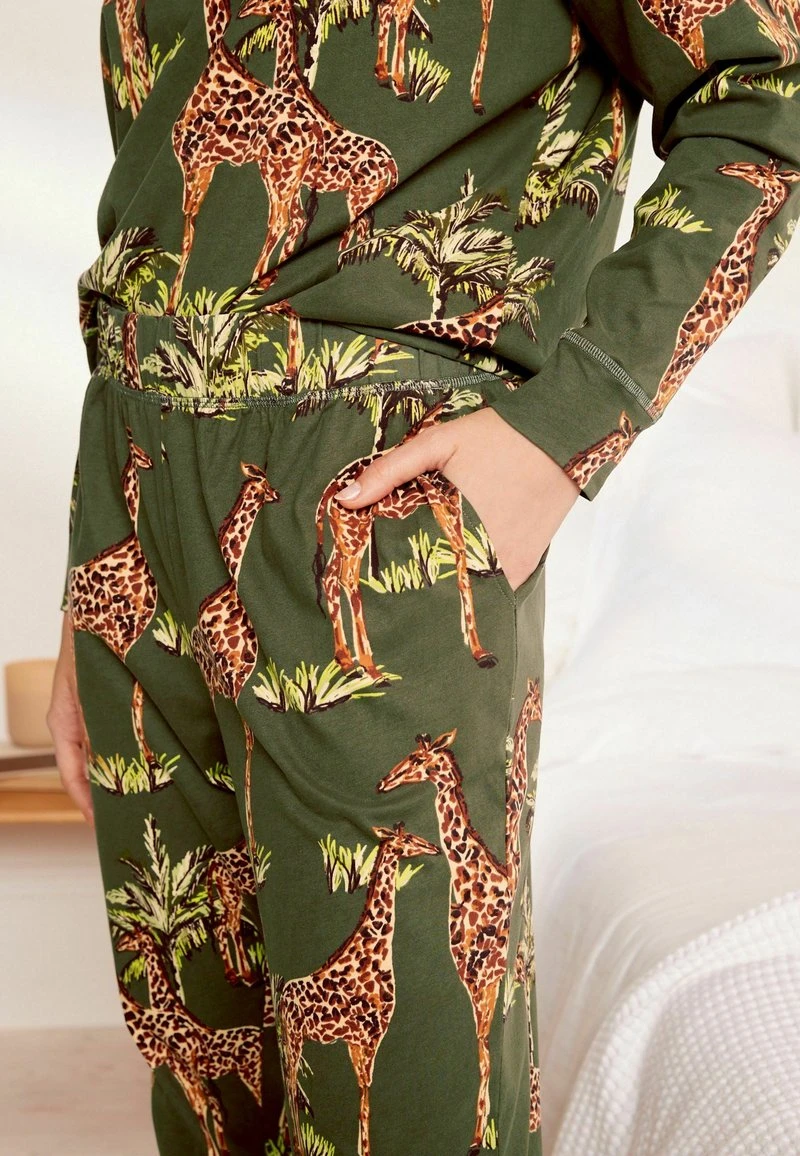 Next LONG SLEEVE SET - Nachtwäsche Set - Khaki Green Giraffe 3 Next LONG SLEEVE SET - Nachtwäsche Set - Khaki Green Giraffe – Bild 3