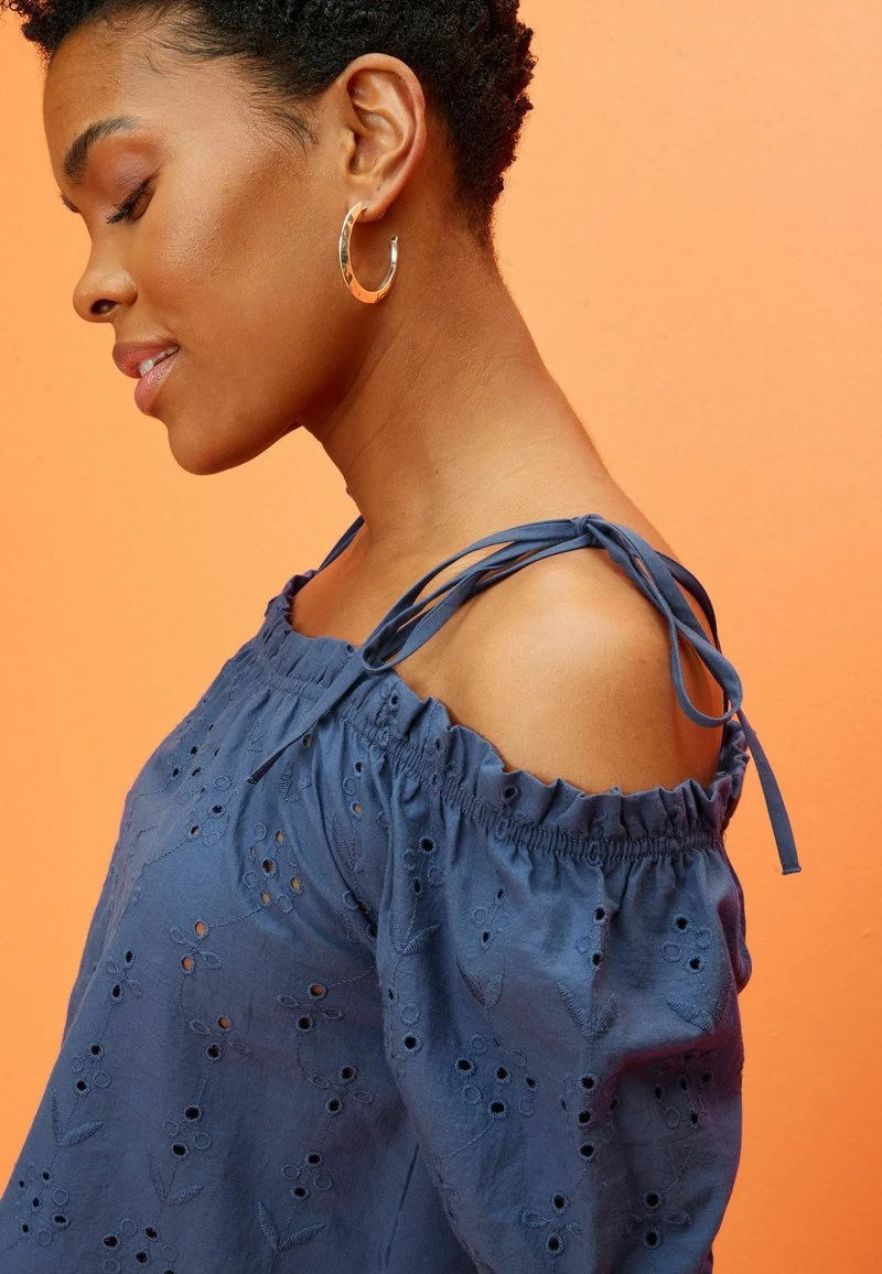 Next BARDOT BRODERIE PUFF SLEEVE - Bluse - Navy Blue 4 Next BARDOT BRODERIE PUFF SLEEVE - Bluse - Navy Blue – Bild 4