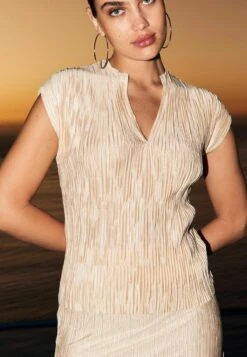 Next SHORT SLEEVES V-NECK STANDARD - Bluse - Champagne Gold -Next f26682ead55f429f87e676b7475eaa92 1